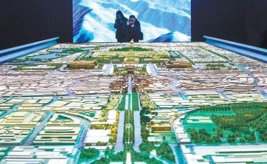 首都博物館“輝煌中軸”展廳內(nèi)，十六米長的中軸線沙盤，配以立體投影技術(shù)，展現(xiàn)北京中軸線之壯美。 本報記者 武亦彬攝