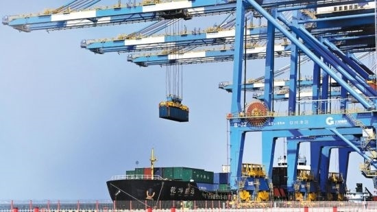 自動化起重機(jī)在中國（廣西）自由貿(mào)易試驗區(qū)欽州港吊裝集裝箱。（圖片來源：新華社）