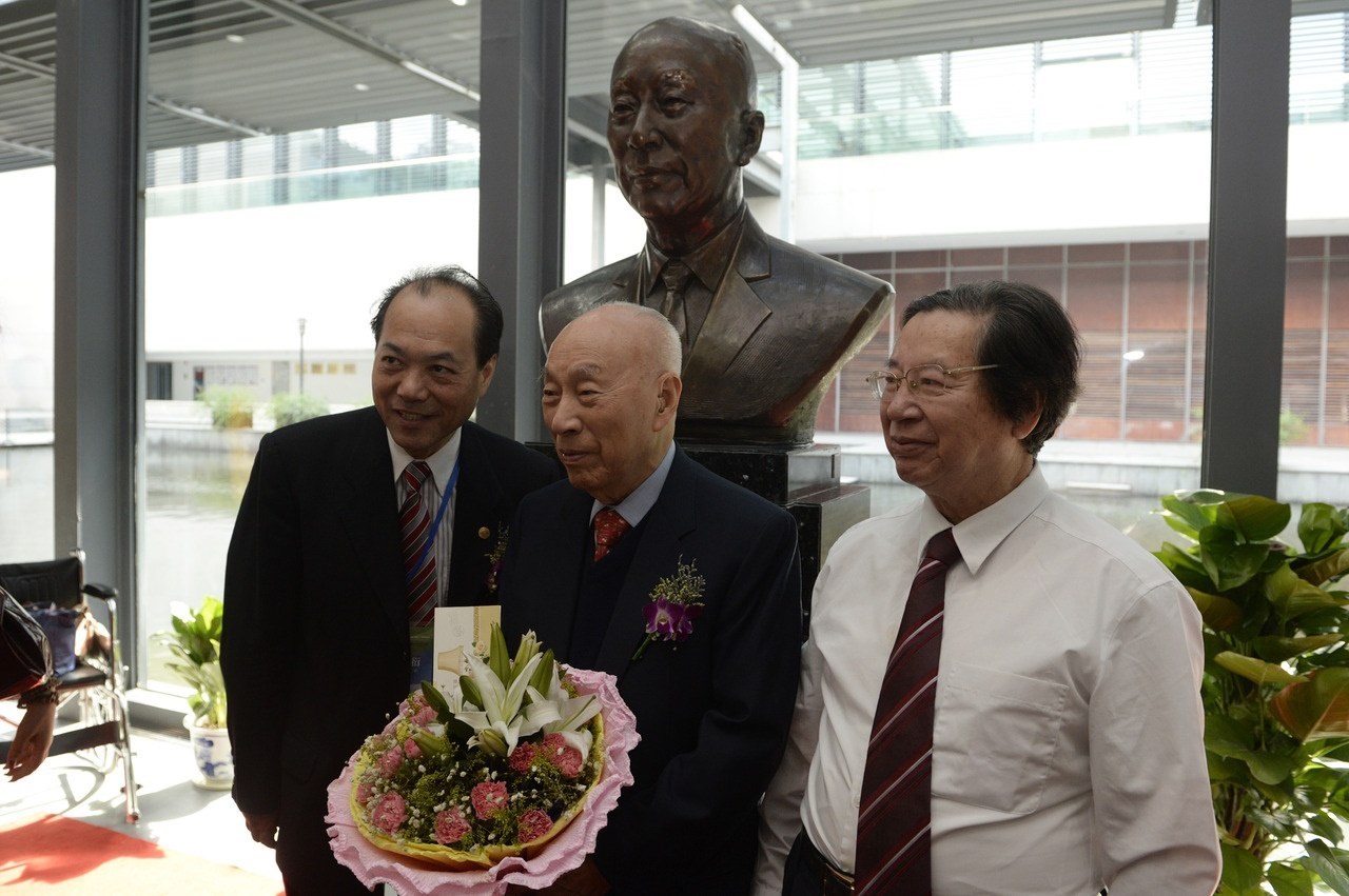 2014年7月31日，“寧波幫”代表人士李達(dá)三（中）在自己的塑像前留影。圖片來(lái)源：新華社