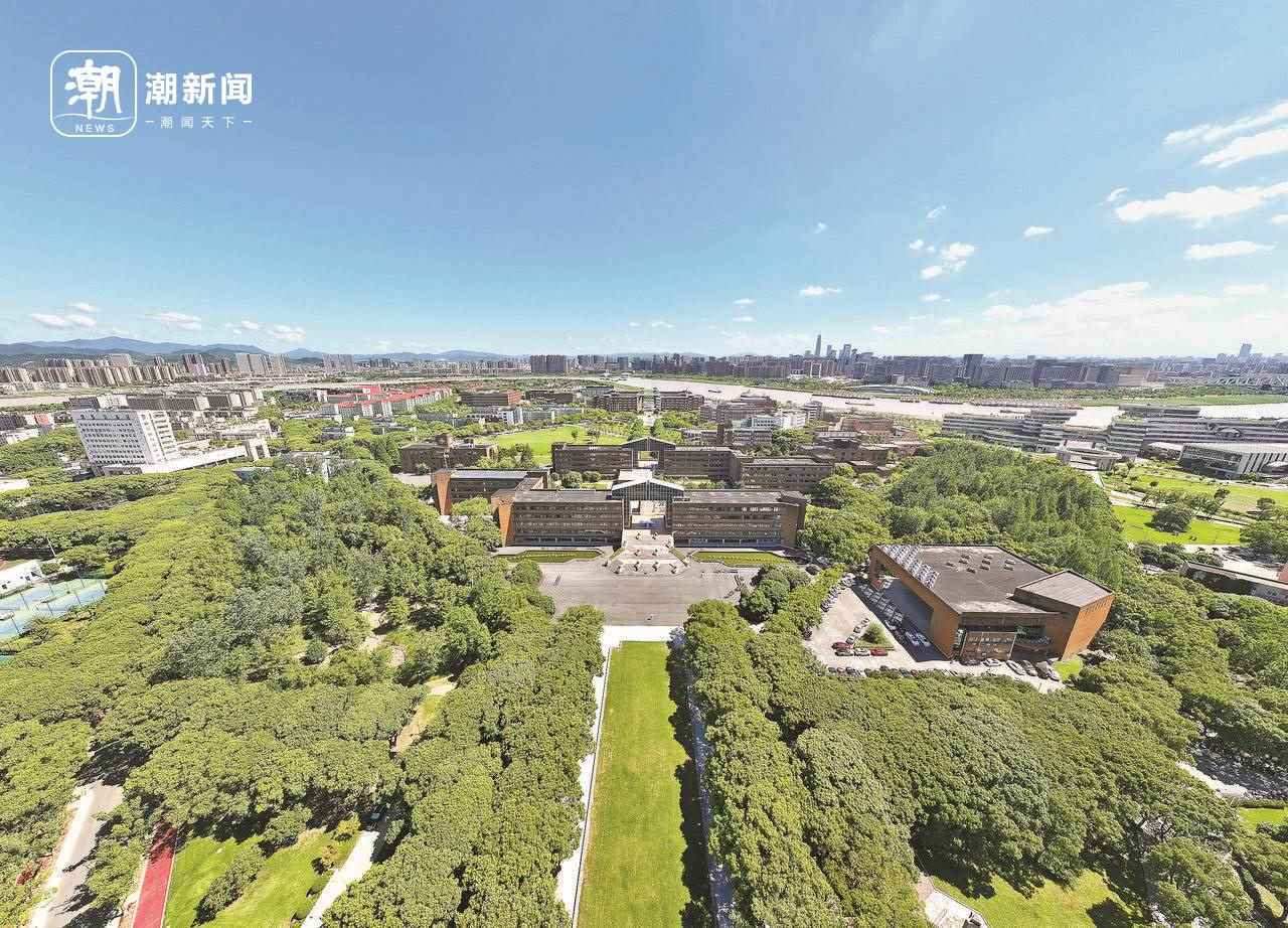 俯瞰寧波大學(xué)。潮新聞?dòng)浾?賀元?jiǎng)P 周旭輝 彭鵬 攝