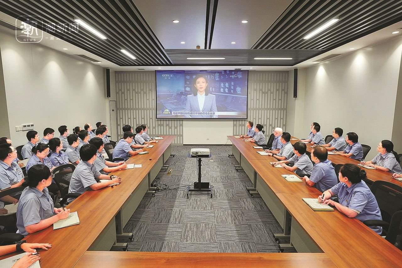 2024年8月1日晚，寧波永新光學(xué)股份有限公司員工集體觀看央視《新聞聯(lián)播》關(guān)于國(guó)家主席習(xí)近平給包陪慶、曹其鏞等祖籍寧波的香港企業(yè)家回信的報(bào)道。潮新聞?dòng)浾?賀元?jiǎng)P 彭鵬 周旭輝 攝