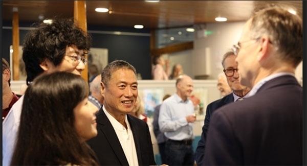 盧中見與嘉賓交流中國畫。許晉熙攝