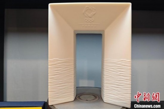 白瓷作品《凱旋尊》巧妙融合了法國(guó)與中國(guó)最具象征意義的藝術(shù)形式和元素進(jìn)行再創(chuàng)造。 吳冠標(biāo) 攝