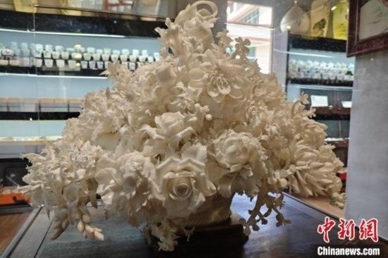 福建德化陶瓷以“白”見長(zhǎng)，因白如雪、明如鏡、薄如紙、聲如磬、潤(rùn)如玉而享譽(yù)世界。 吳冠標(biāo) 攝