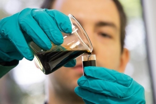 2022年5月24日，在匈牙利薩茲豪隆包陶多瑙河煉油廠，一名工人對通過阿德里亞輸油管道運達的原油樣品進行質(zhì)量分析。新華社發(fā)（弗爾季·奧蒂洛攝）