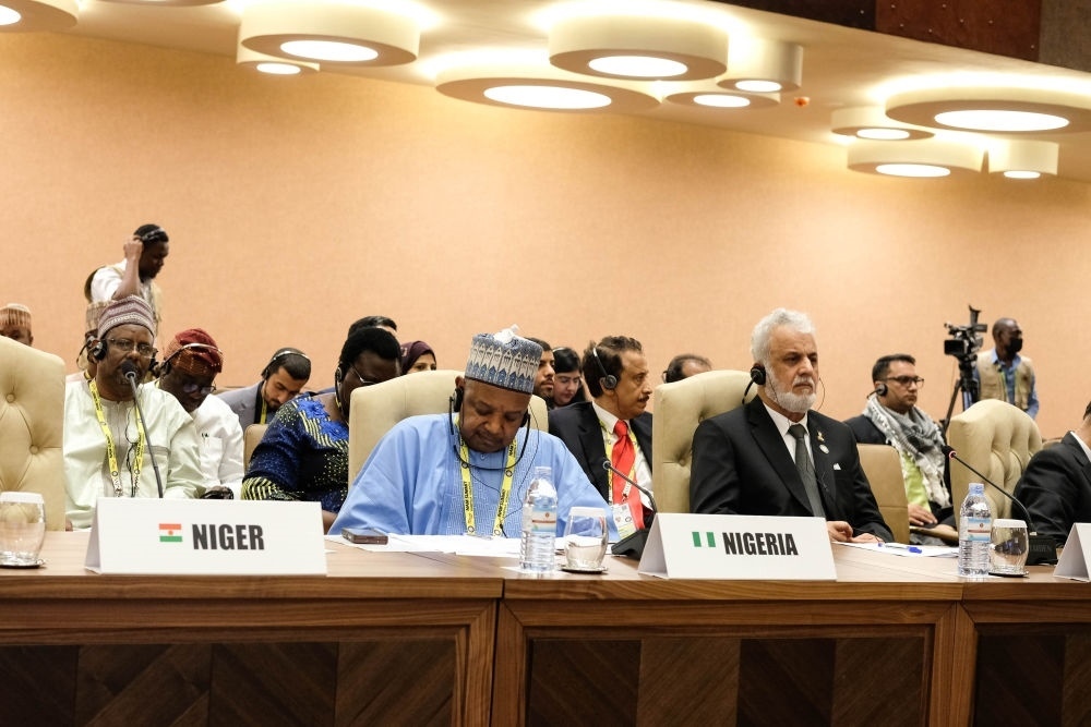 1月20日，與會(huì)代表出席在烏干達(dá)首都坎帕拉舉行的不結(jié)盟運(yùn)動(dòng)第19次峰會(huì)閉幕式。新華社發(fā)（阿佳拉·納瓦達(dá)攝）