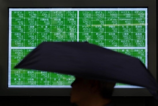 8月2日，在日本東京，行人經(jīng)過一處股指信息電子顯示屏。新華社記者張笑宇攝