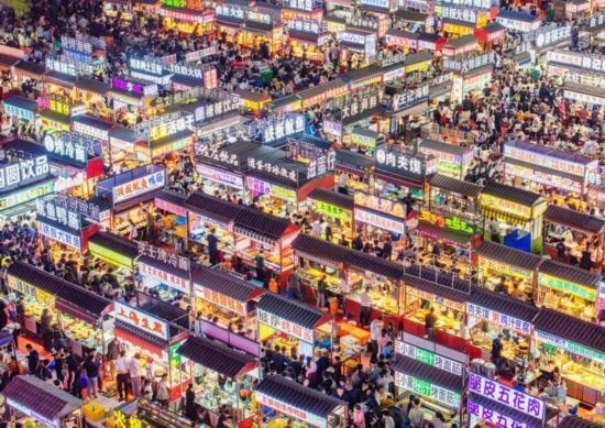2024年4月21日，人們在河北省正定縣小商品夜市品嘗美食（無人機照片）。新華社發(fā)（武志偉 攝）