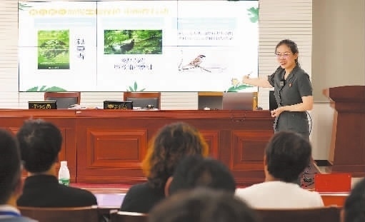 圖②：法官給旁聽群眾講解破壞生態(tài)環(huán)境的危害和法律后果。