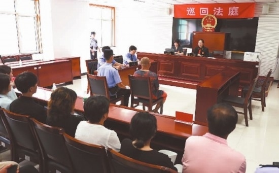 圖①：庭審現(xiàn)場。