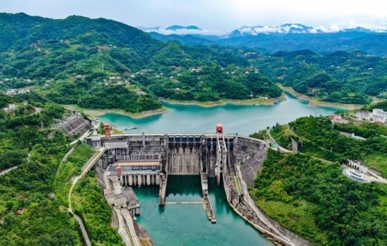 這是陜西安康水電站大壩（2024年6月21日攝，無人機照片）。新華社記者 蔡湘鑫 攝