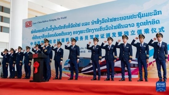 8月5日，在中老鐵路萬象站，中老鐵路首批14名老撾籍火車司機進行宣誓。新華社發(fā)（凱喬 攝）