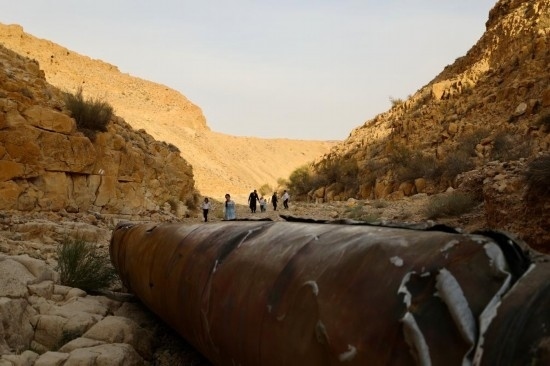 這是4月28日在以色列南部城市阿拉達(dá)附近拍攝的伊朗導(dǎo)彈殘骸。新華社發(fā)（賈馬爾·阿瓦德攝）