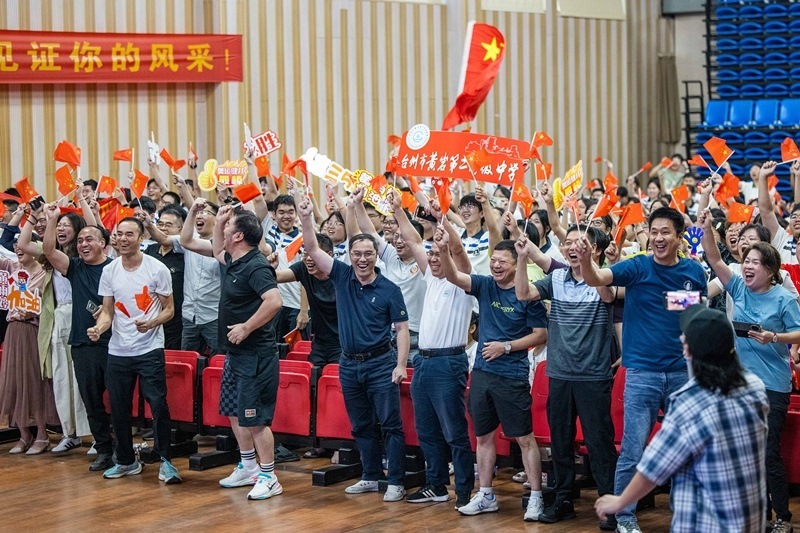 北京時間7月27日，2024年巴黎奧運(yùn)會首個比賽日，在射擊10米氣步槍混合團(tuán)體比賽中，中國選手黃雨婷/盛李豪獲得金牌。圖為黃雨婷的母校師生們通過收看奧運(yùn)直播的方式為她加油助威。