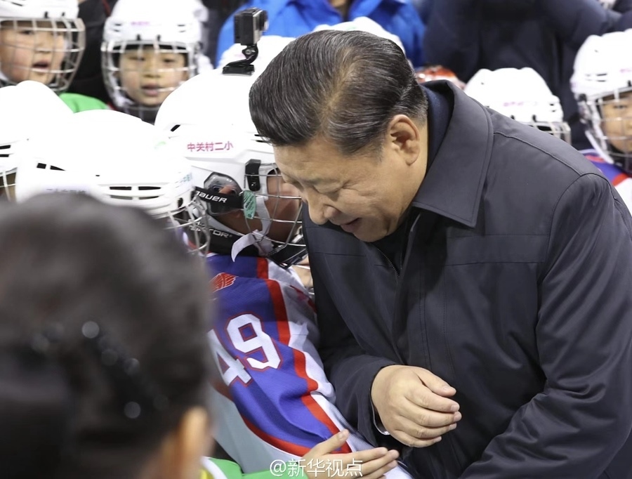 2017年2月24日，習(xí)近平總書記在北京五棵松體育中心考察時同青少年冰球愛好者“撞肩”，表示相互問候。新華社記者 丁林 攝