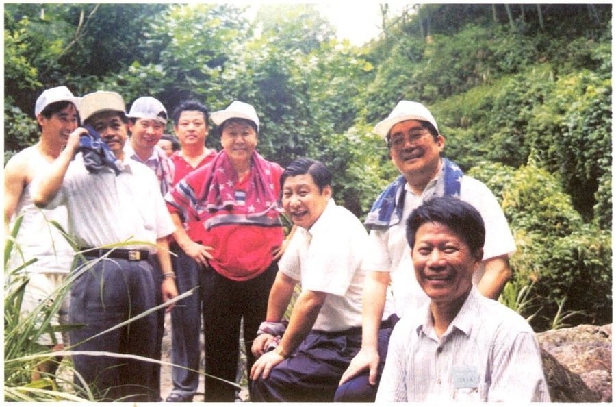 1999年6月，習(xí)近平在福州森林公園參加紀(jì)念毛主席“發(fā)展體育運動，增強人民體質(zhì)”題詞47周年登山健身活動。（資料照片，來源：《習(xí)近平在福建》（下））
