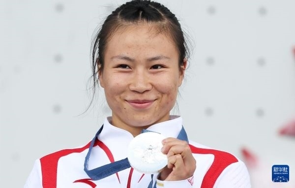 北京時間8月7日，在巴黎奧運會攀巖女子速度賽比賽中，中國選手鄧麗娟獲得銀牌。圖為亞軍中國選手鄧麗娟在頒獎儀式上。新華社記者 高靜 攝