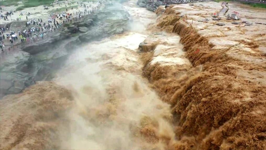 黃河壺口瀑布水量大增，出現(xiàn)壯美黃色瀑布群景觀。新華社發(fā) 呂桂明 攝