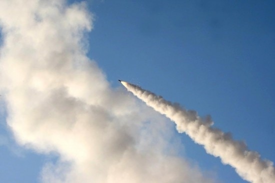 這張2011年6月28日在伊朗中部城市庫(kù)姆附近拍攝的照片顯示，一枚導(dǎo)彈在“偉大先知６”軍事演習(xí)中發(fā)射升空。新華社發(fā)