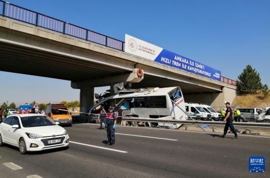 這是8月9日在土耳其安卡拉省波拉特勒拍攝的事故現(xiàn)場(chǎng)。新華社發(fā)（穆斯塔法·卡亞攝）