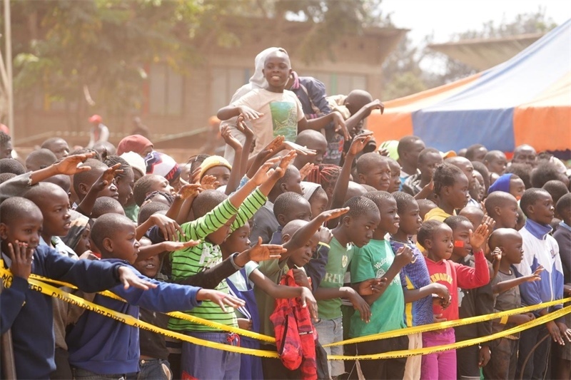 孩子們觀看達人秀。主辦方供圖
