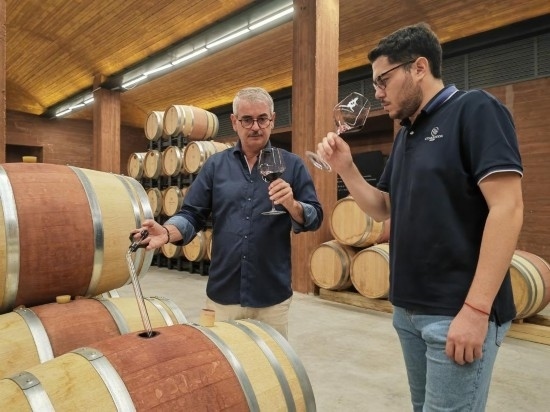  8月7日，尼古拉·格里馬（左）與同事在酒窖中。新華社記者 劉海 攝