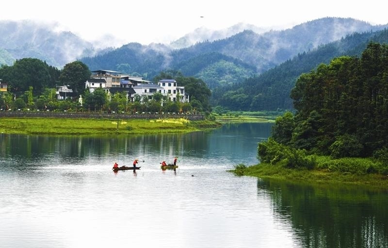 2024年6月5日，志愿者在湖南常寧市洋泉水庫(kù)清理水面漂浮物。