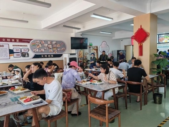 清水灣社區(qū)食堂坐滿了前來(lái)就餐的居民。新華社記者 鄒欣媛 攝