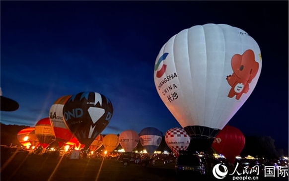 來自中國長沙的定制熱氣球亮相布里斯托國際氣球節(jié)。人民網(wǎng)記者 余穎攝