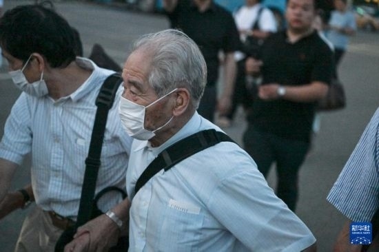 8月12日晚，侵華日軍第七三一部隊（簡稱“731部隊”）“少年隊”原隊員清水英男，乘機抵達哈爾濱。新華社記者 王松 攝