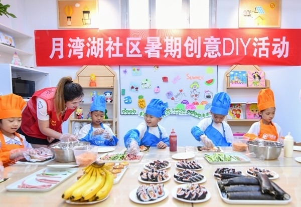 漯河市月灣湖社區(qū)青少年活動(dòng)室里，志愿者教孩子們做手工。 齊國霞攝