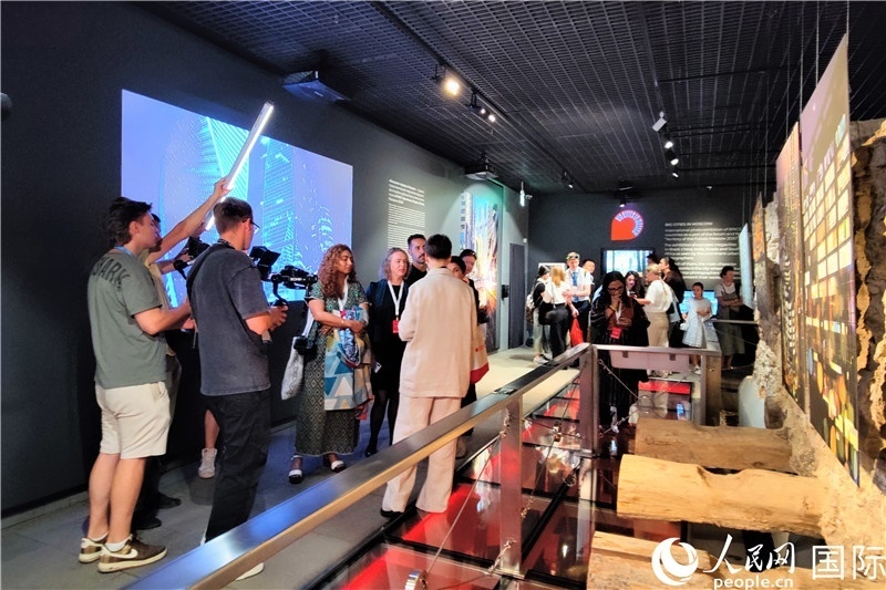 金磚國家城市主題攝影展現(xiàn)場。人民網(wǎng)記者 于宏建攝