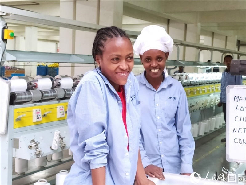 無(wú)錫金茂埃塞面料廠車(chē)間的當(dāng)?shù)嘏?。人民網(wǎng)記者黃培昭攝