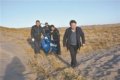 徐先英（右一）帶隊(duì)在沙漠腹地試驗(yàn)新型手扶式小沙障機(jī)。受訪者供圖