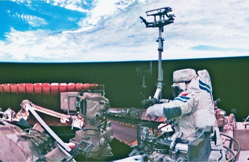 黨的十八大以來，我國科技事業(yè)取得歷史性成就、發(fā)生歷史性變革，科技自立自強成果持續(xù)涌現(xiàn)。圖為2024年7月3日在北京航天飛行控制中心拍攝的神舟十八號航天員李聰在空間站組合體艙外作業(yè)的畫面。 新華社記者 郭中正/攝