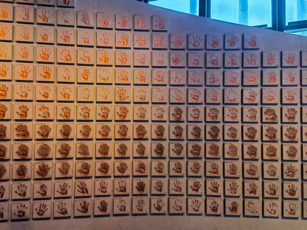 圖為侵華日軍南京大屠殺遇難同胞紀(jì)念館“三個必勝”展廳排列的648個鮮紅的手?。ň植浚?。新華社記者 邱冰清 攝