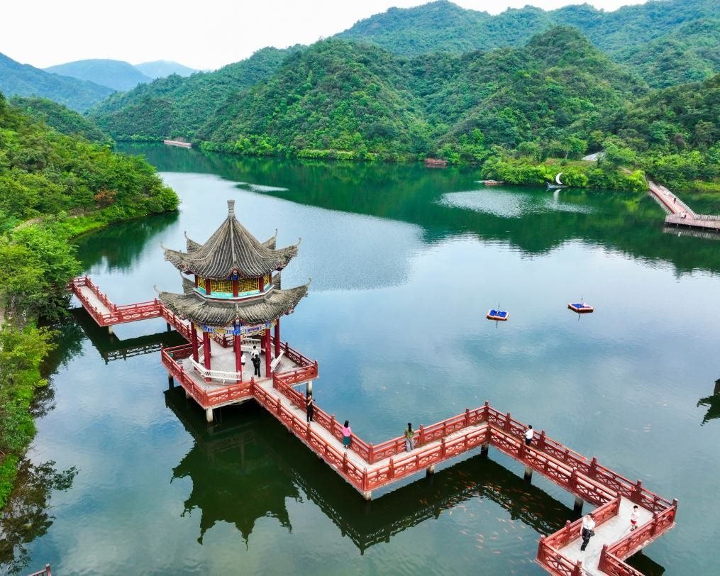 2024年8月11日，游客在湖南省雙牌縣陽明山國家森林公園萬和湖休閑游玩。新華社發(fā)（周秀魚春攝）