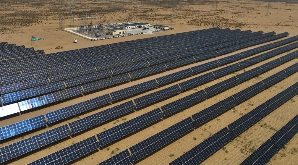 這是2024年5月16日拍攝的內(nèi)蒙古巴彥淖爾市磴口縣烏蘭布和沙漠光伏基地。新華社記者李云平攝