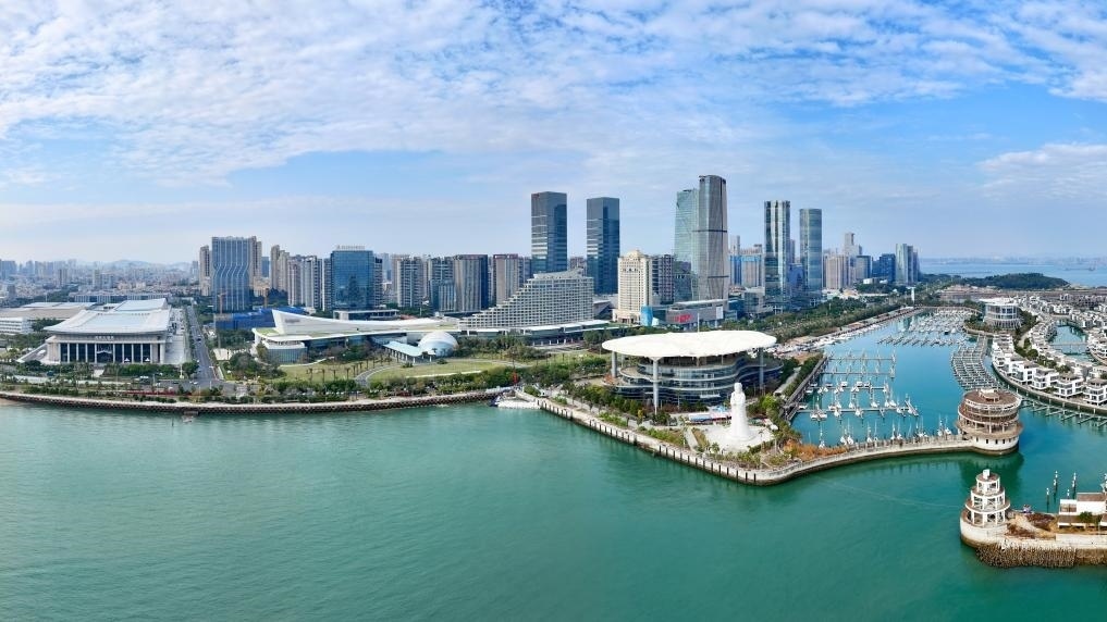 2024年1月24日拍攝的廈門國際會議中心、環(huán)島路一帶濱海城市景觀。新華社記者姜克紅攝