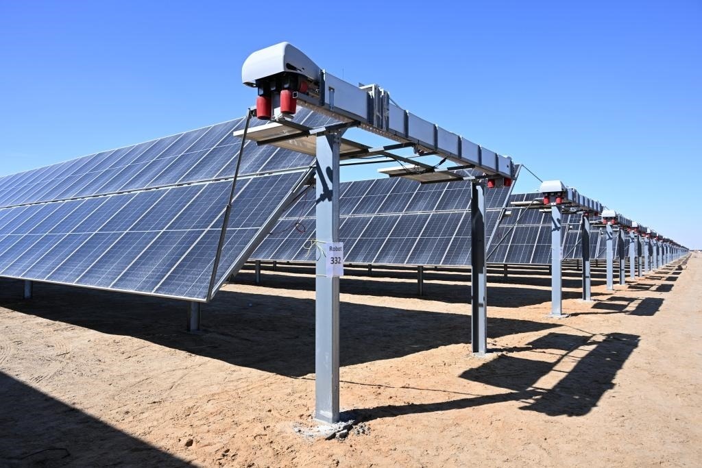 這是2023年3月18日在位于阿聯(lián)酋阿布扎比南部的艾爾達(dá)芙拉光伏電站拍攝的光伏板。新華社發(fā)（中國機(jī)械設(shè)備工程股份有限公司阿布扎比分公司供圖）