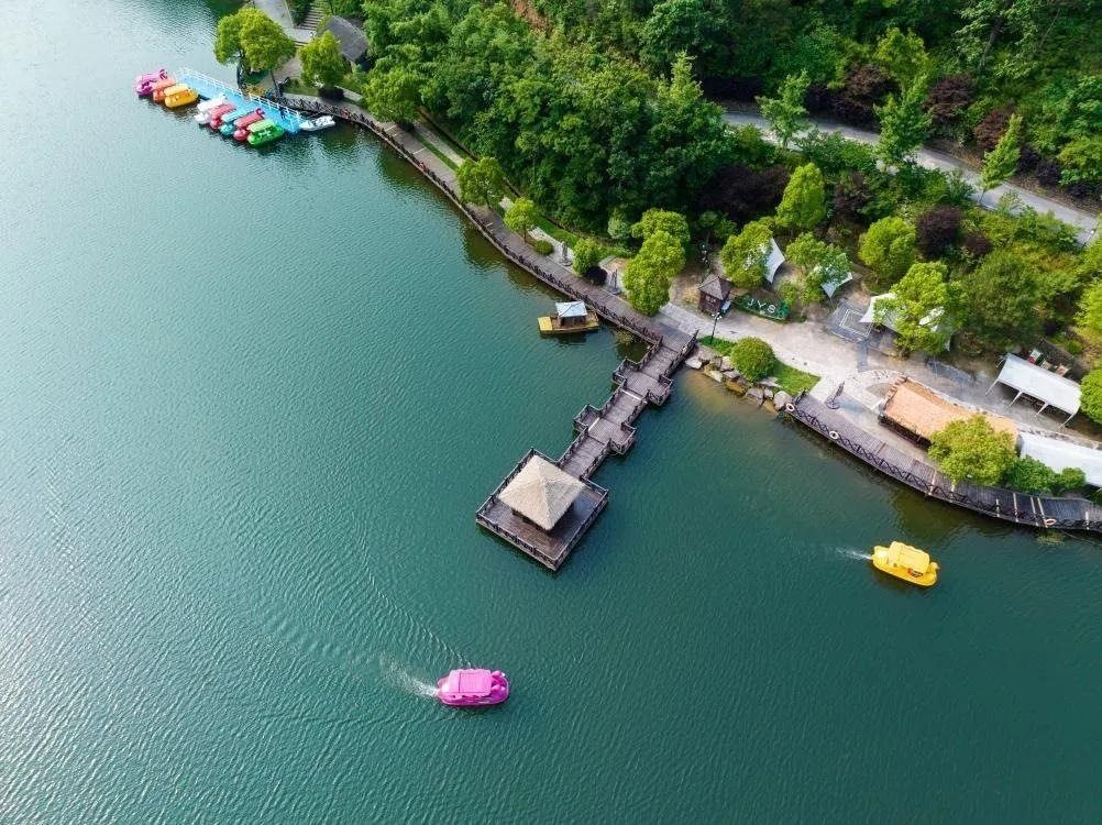 △浙江湖州巧做“生態(tài)+”文章，將生態(tài)與農業(yè)、旅游、產業(yè)相結合，走出一條綠色發(fā)展與鄉(xiāng)村振興之路。