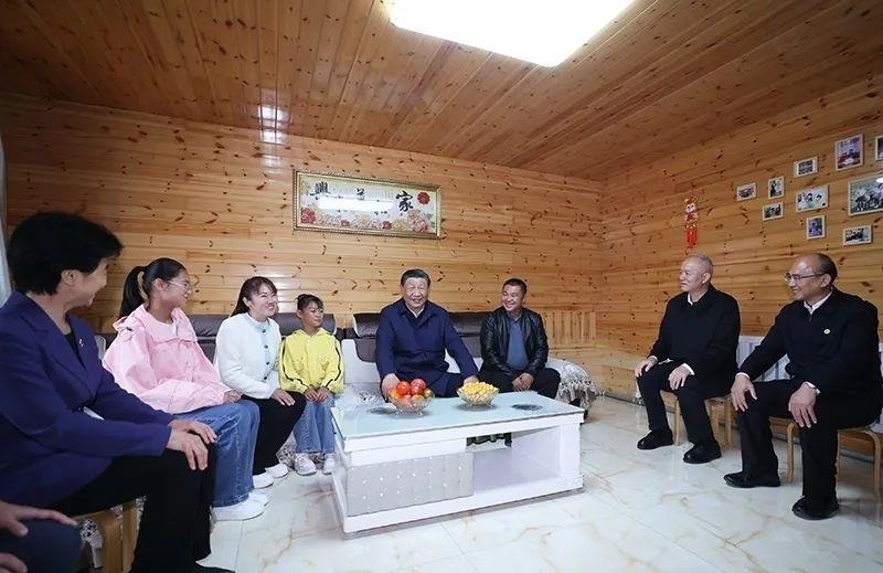 △2023年9月6日，習近平總書記在黑龍江大興安嶺地區(qū)漠河市北極村，同村民史瑞娟一家親切交談。