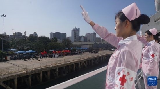 當(dāng)?shù)貢r間8月16日上午10時許，執(zhí)行“和諧使命-2024”任務(wù)的中國海軍“和平方舟”號醫(yī)院船圓滿結(jié)束對莫桑比克的訪問，駛離馬普托港，前往本次任務(wù)第五站南非。新華社發(fā)（曹春耀 攝）