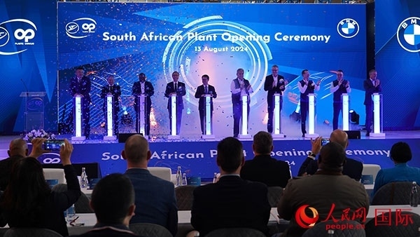 嘉賓點(diǎn)亮燈柱。人民網(wǎng) 張茜攝