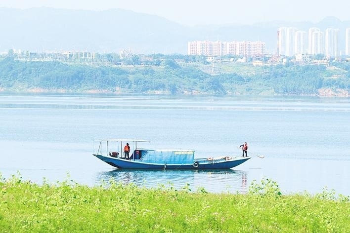 △湖北十堰鄖陽區(qū)的志愿者在打撈漂浮物。