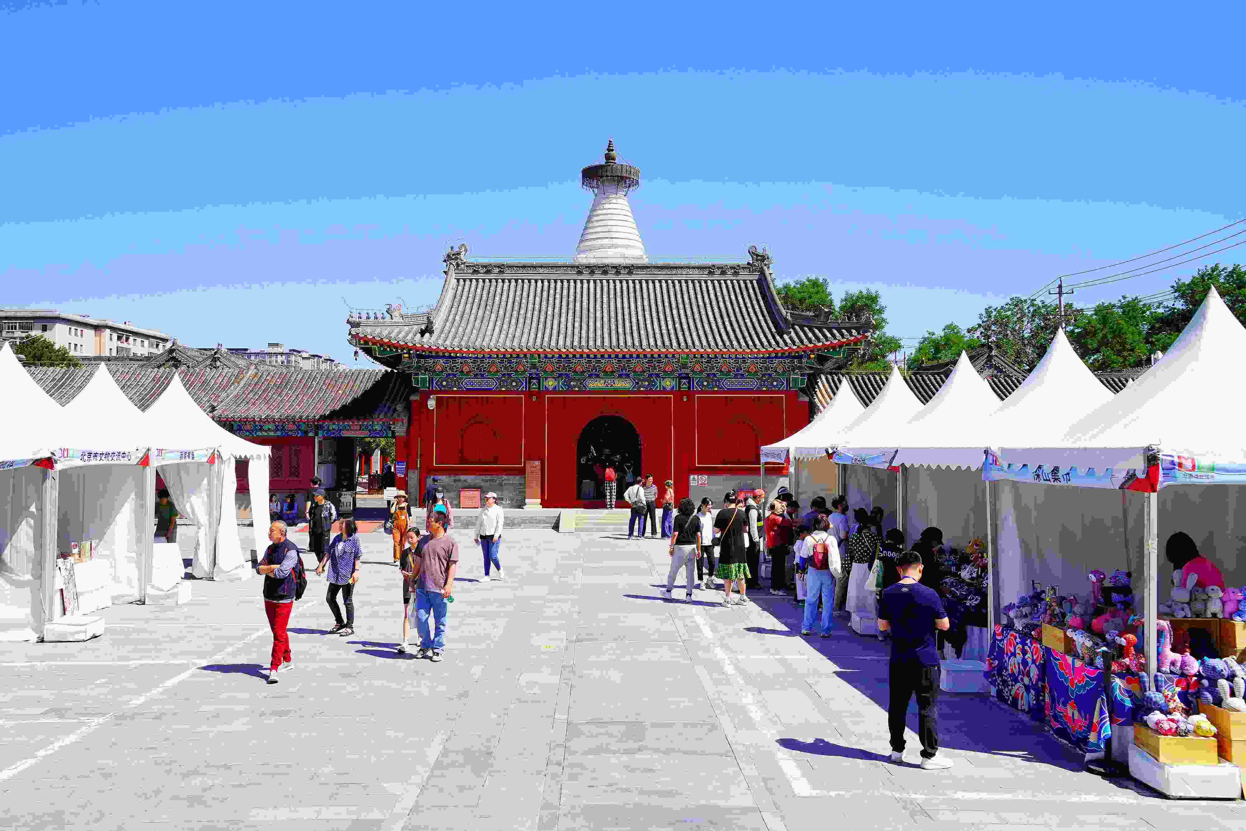 2024年5月，“北京白塔文化市集”在已有700余年歷史的妙應(yīng)寺白塔下舉行。