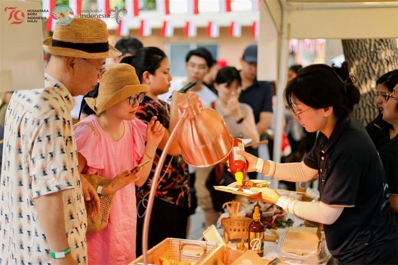 游客品嘗傳統(tǒng)印尼美食。
