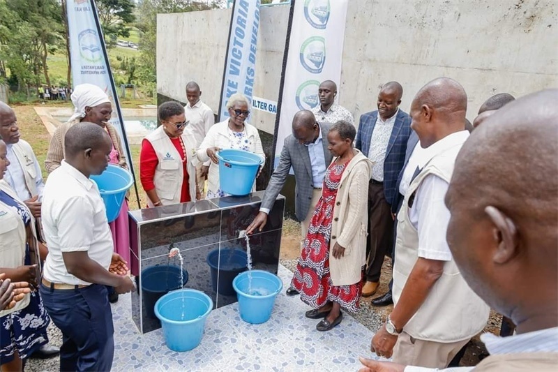 肯尼亞總統(tǒng)魯托考察南迪山供水項(xiàng)目設(shè)備運(yùn)行情況。中鐵十局供圖