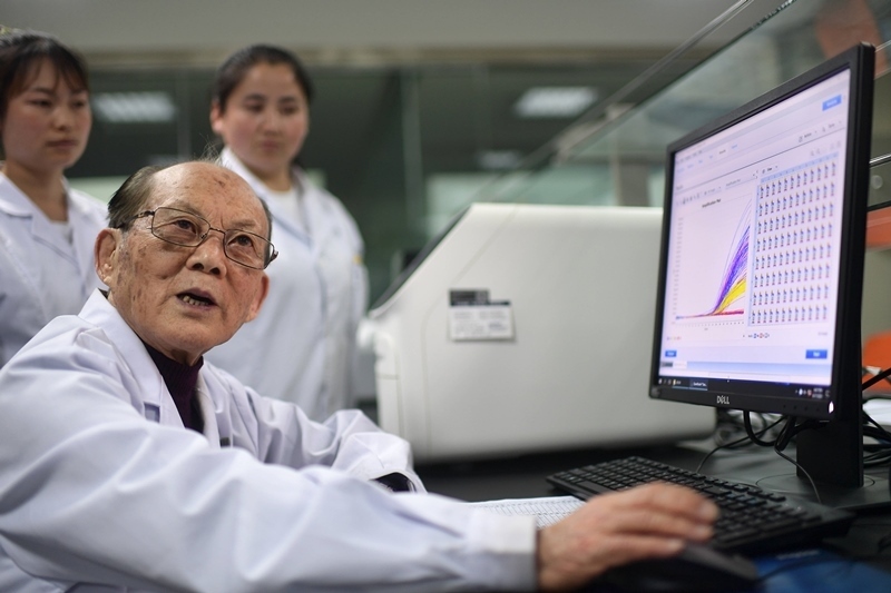 2021年6月17日，吳天一（前）在青海西寧的實驗室內(nèi)和學(xué)生討論。