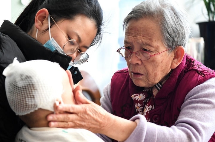 2022年11月16日，在陜西省榆林市佳縣，路生梅（右）在家中為患兒義診。 新華社發(fā)（鄒競一 攝）